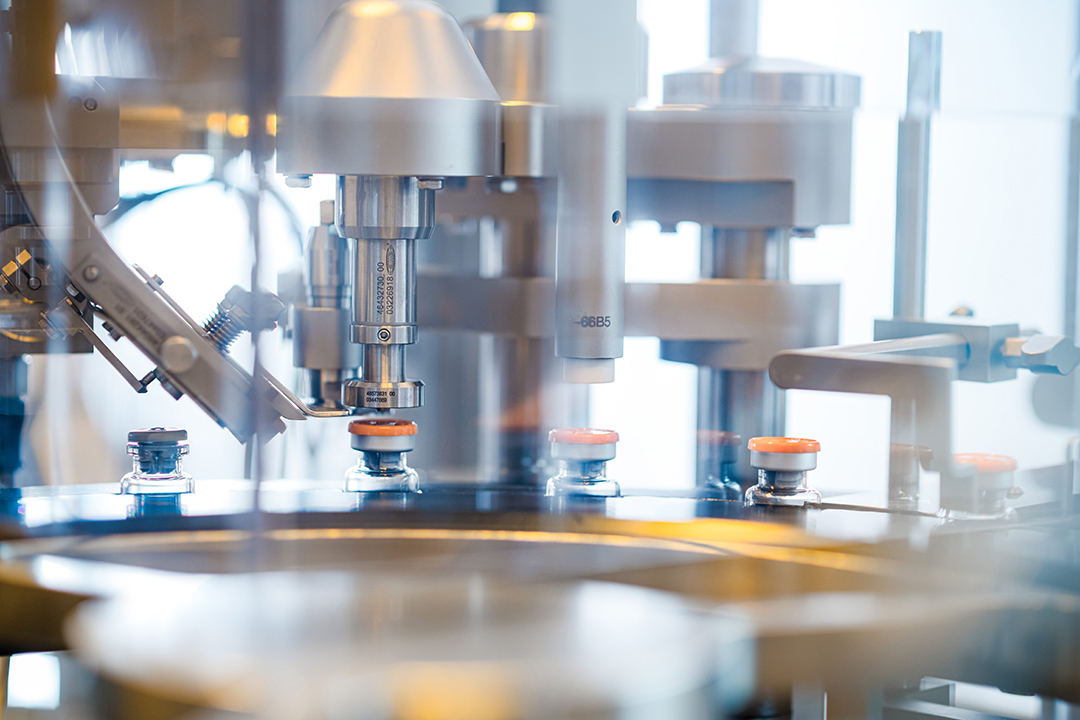 Automated system for GMP-compliant Cold Kit production at ROTOP in the cleanroom, stoppering vials