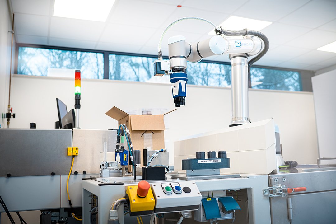A robotic arm automatically packages ready-to-use patient doses into recyclable Type A packaging in ROTOP’s GMP-compliant production