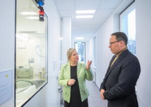 Das Bild zeigt Staatsminister Dirk Panter und ROTOP-COO Dr. Antje Sterger im Schaugang bei der Besichtigung der ROTOP Pharmaka GmbH.