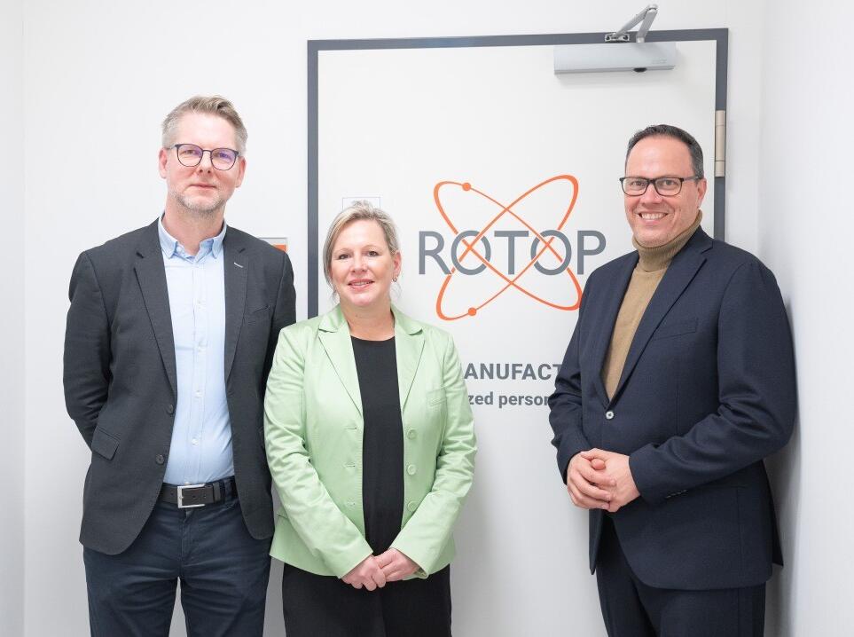 Staatsminister Dirk Panter, ROTOP-CSO Dr. Eik Schiller und ROTOP-COO Dr. Antje Sterger stehen vor der Eingangstür zur Produktion der ROTOP Pharmaka GmbH.